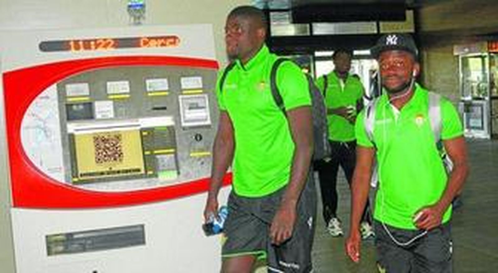 N'Diaye y Cedrick, a su entrada ayer en la estación de Santa Justa para coger el AVE camino de Pamplona.