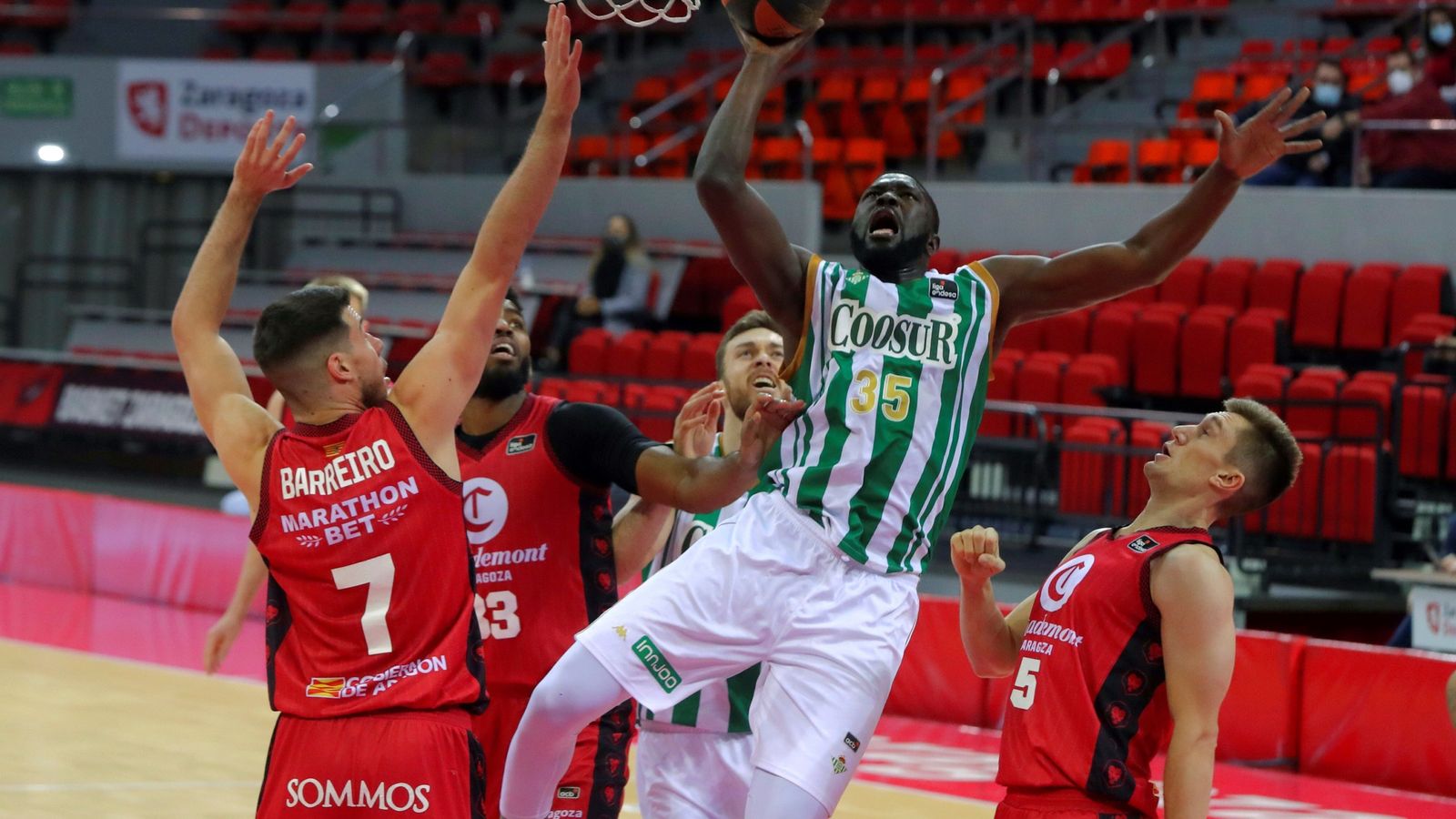 Ndoye trata de lanzar Ante Thompson, Barreiro y Bray.