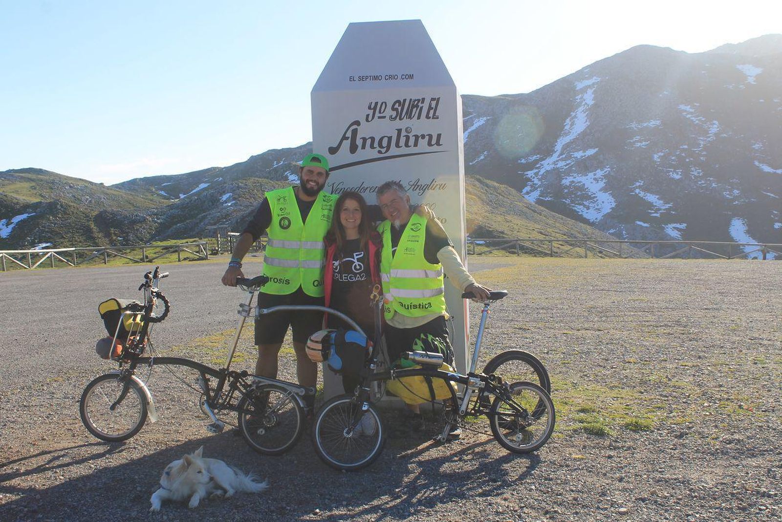 Juan Meira, Eva Mendona y Pedro Lázaro, tras alcanzar el Angliru.