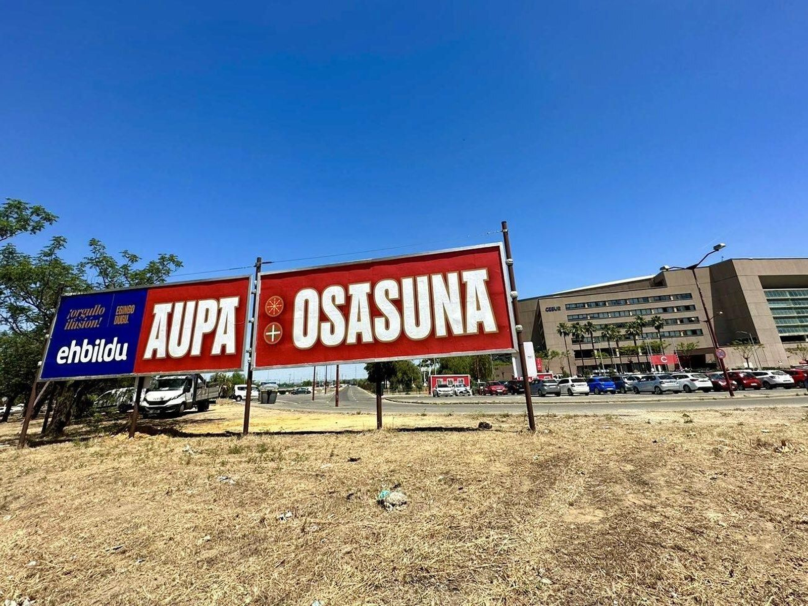Una de las vallas publicitarias de EH Bildu junto al Estadio de la Cartuja.