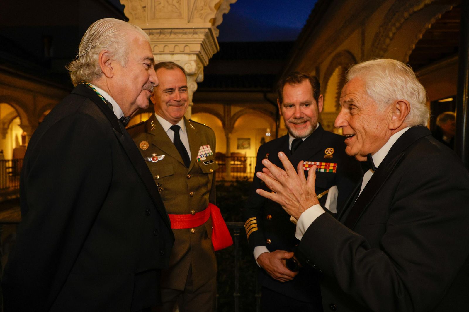 Las imágenes del ingreso en la Academia de Ciencias Sociales y del Medio Ambiente, Antonio Vázquez, apadrinado por José Damián Bogas