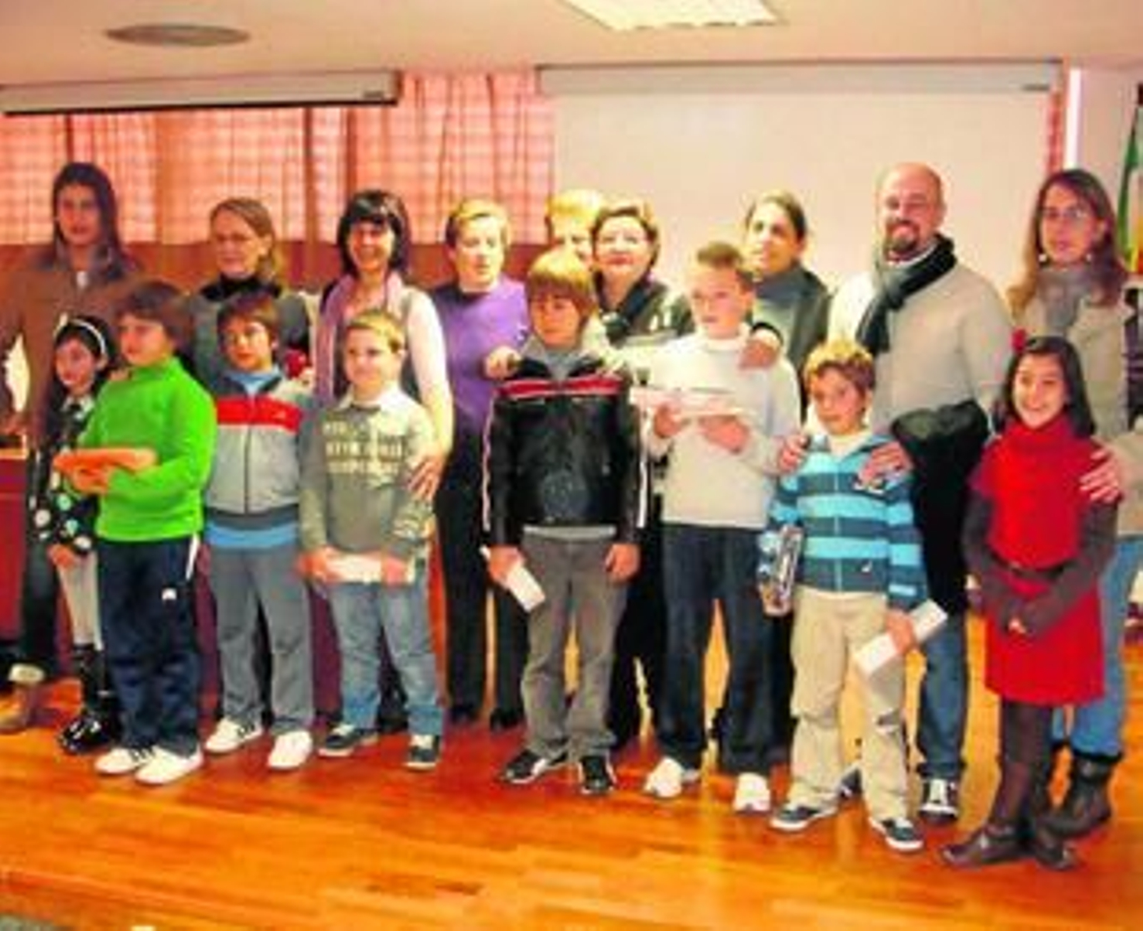 Alumnos de la Escuela Municipal de Pintura de Nerva que participaron en la iniciativa. Arriba, algunos de los christmas. Abajo, la obra seleccionada. Alumnos de la Escuela Municipal de Pintura de Nerva que participaron en la iniciativa. Arriba, algunos de los christmas. Abajo, la obra seleccionada.