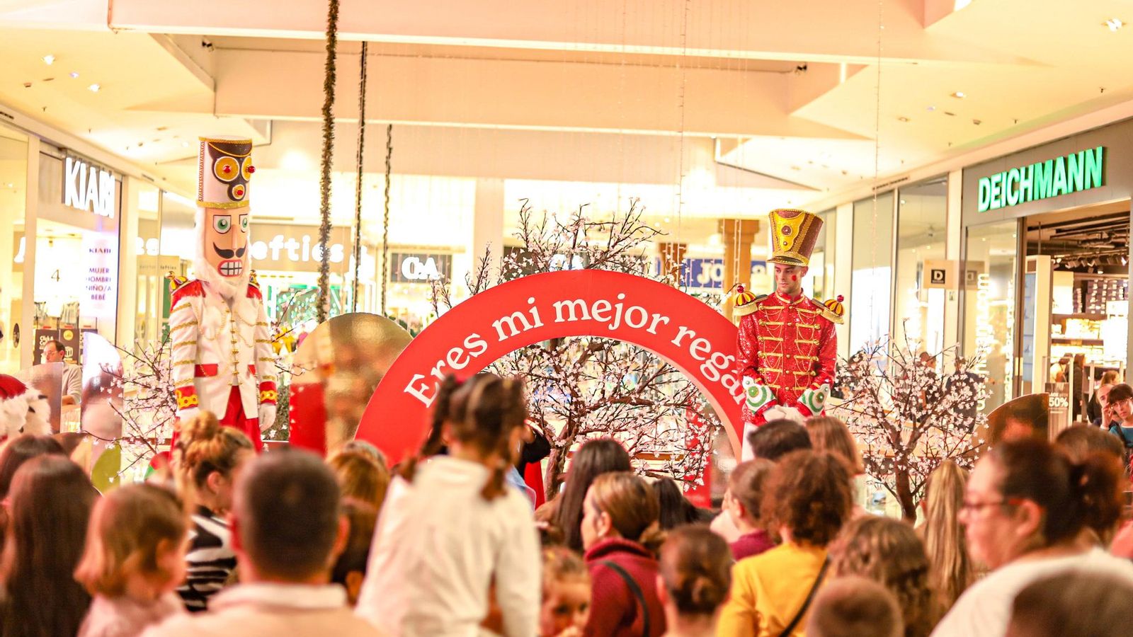 Decoración del interior del centro comercial