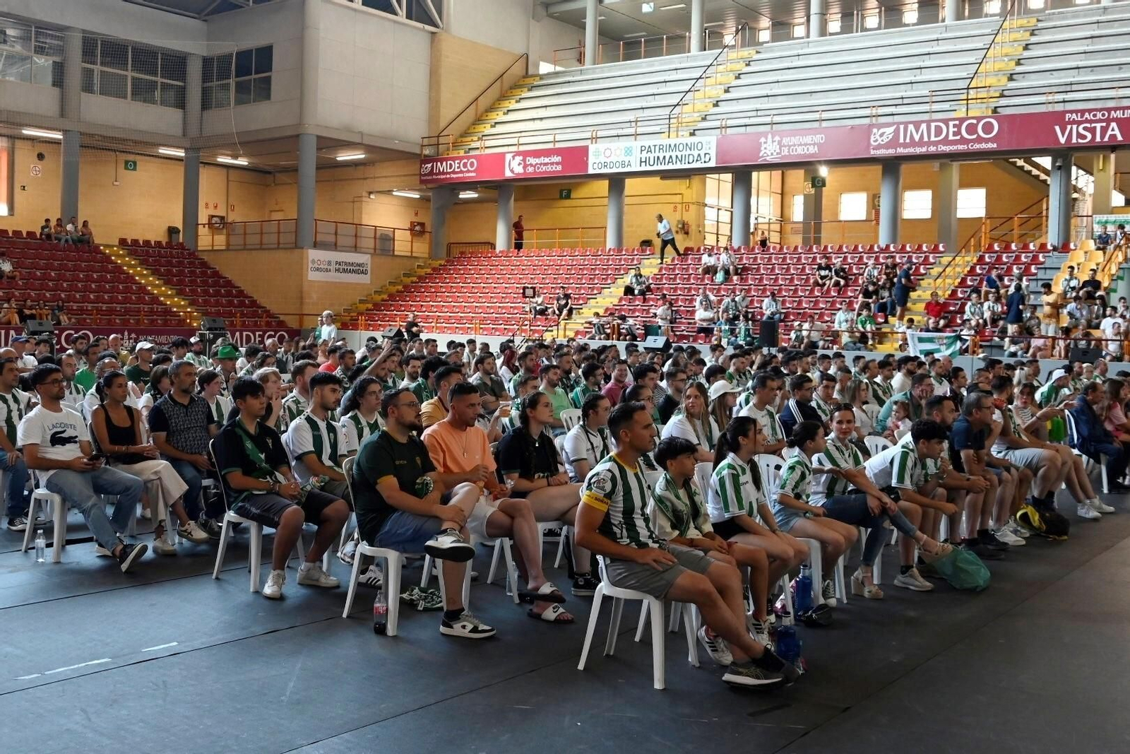 Las mejores fotos del ambiente en Vista Alegre para el Ponferradina - Córdoba CF