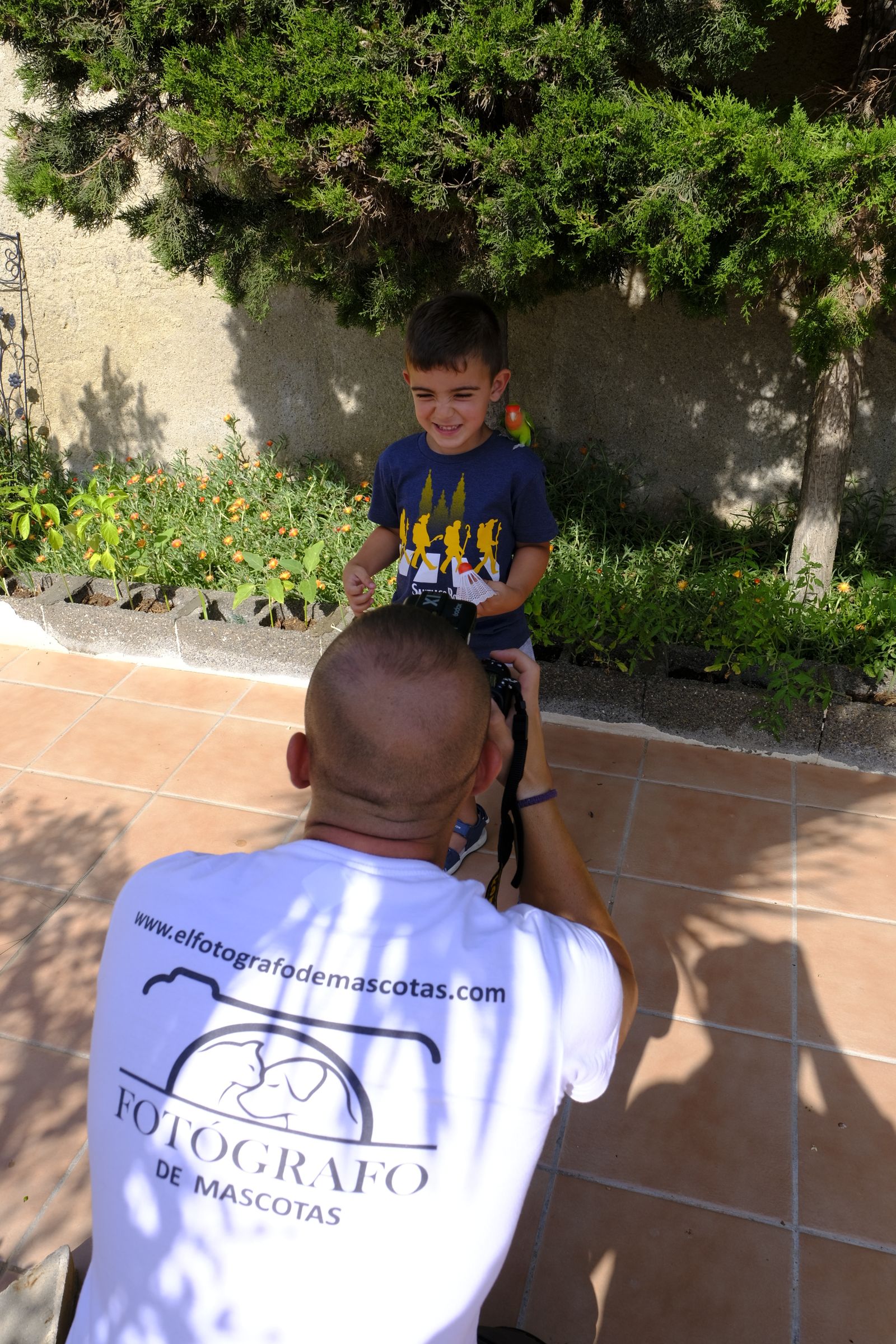 Fotografiando al pequeño Mario con su agapornis Kiwi.