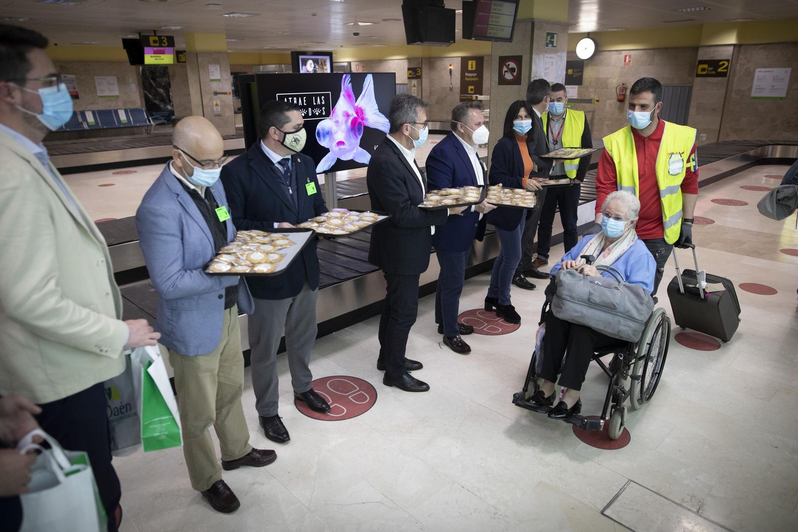 La llegada del primer vuelo de Londres a Granada, en imágenes