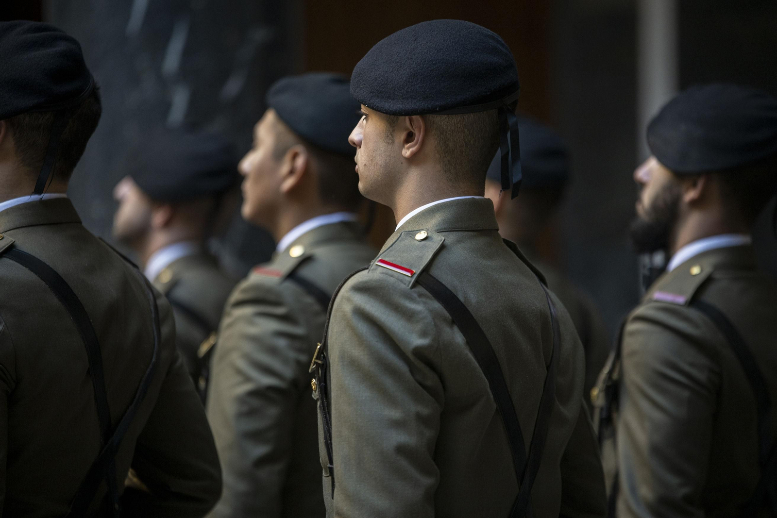 Militares en un desfile. Militares en un desfile.
