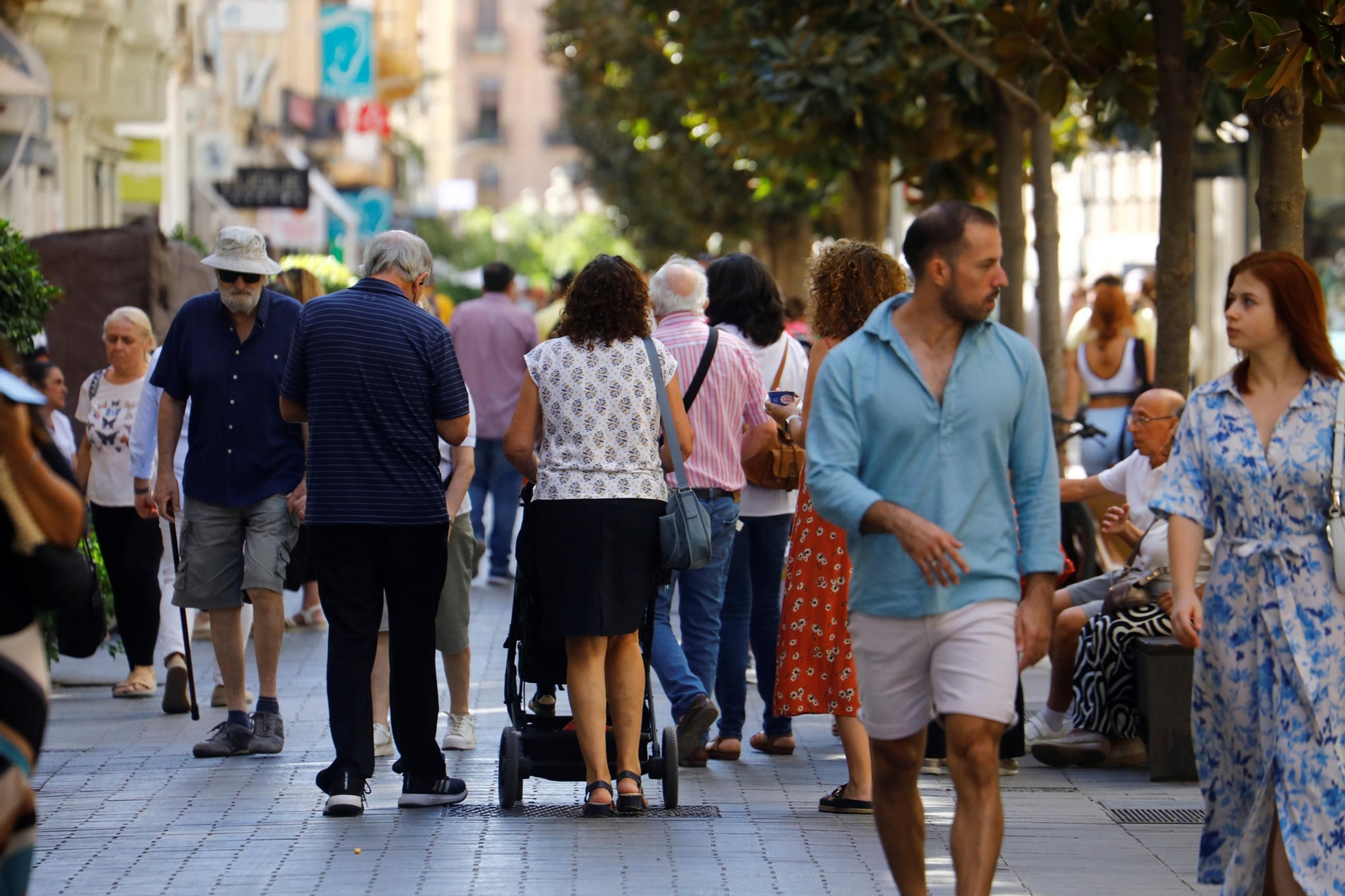 Numerosas personas caminan por el centro de Córdoba.