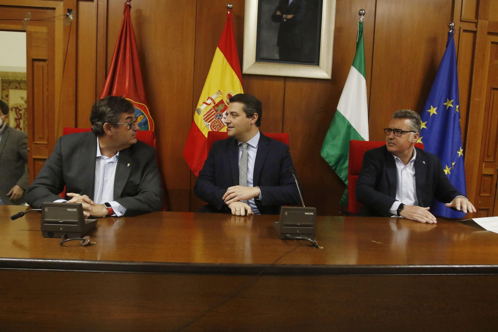 La recepción del Ayuntamiento al Córdoba CF por su ascenso a Primera RFEF, en imágenes
