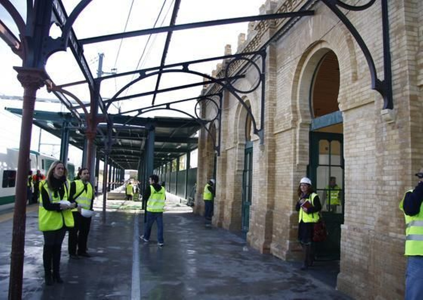 Las autoridades visitan el estado de la estación de cercanías de Villanueva del Ariscal.

Foto: José Ángel García