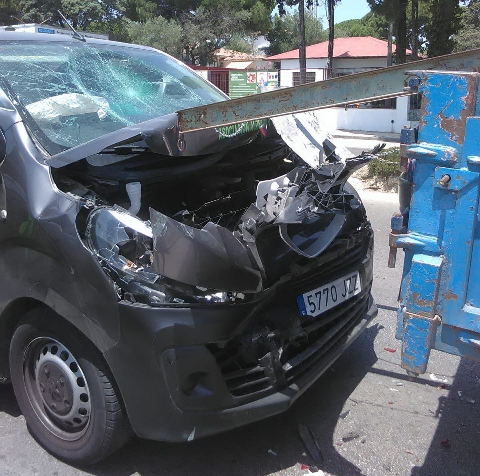 Una imagen del estado de la furgoneta tras el accidente.