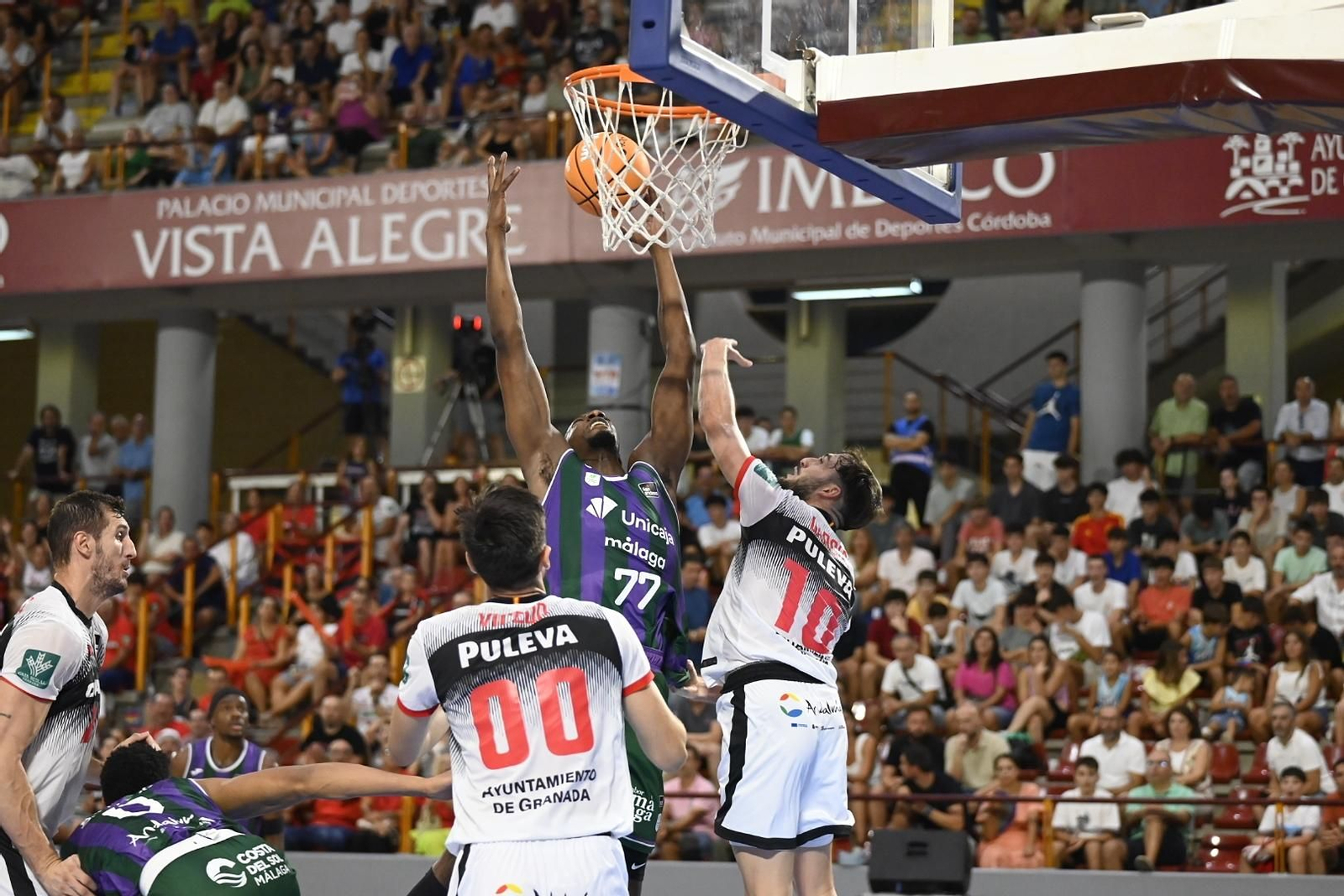 Las mejores fotos del ambiente en Vista Alegre para el Covirán Granada - Unicaja Málaga