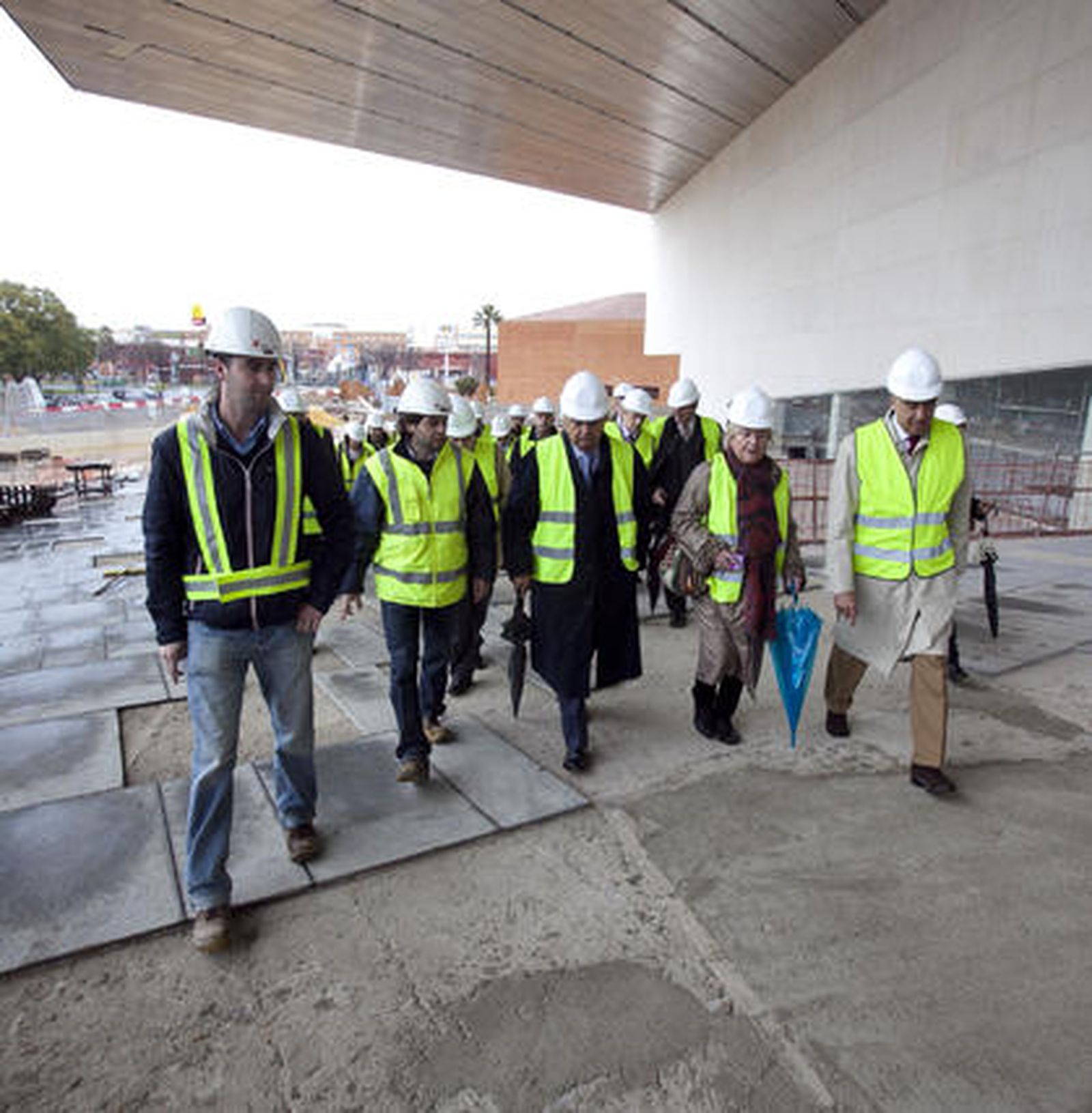 El director gerente de Fibes, Maestro; la segunda teniente de alcalde y concejal de Fiestas Mayores y Turismo, Rosamar Prieto-Castro; el presidente de la Cámara de Comercio de Sevilla, Francisco Herrero; y el gerente del Convention Bureau, Manuel Macías, visitan las obras de ampliación de Fibes junto a medio centenar de empresarios del sector turístico.

Foto: Jaime Martínez