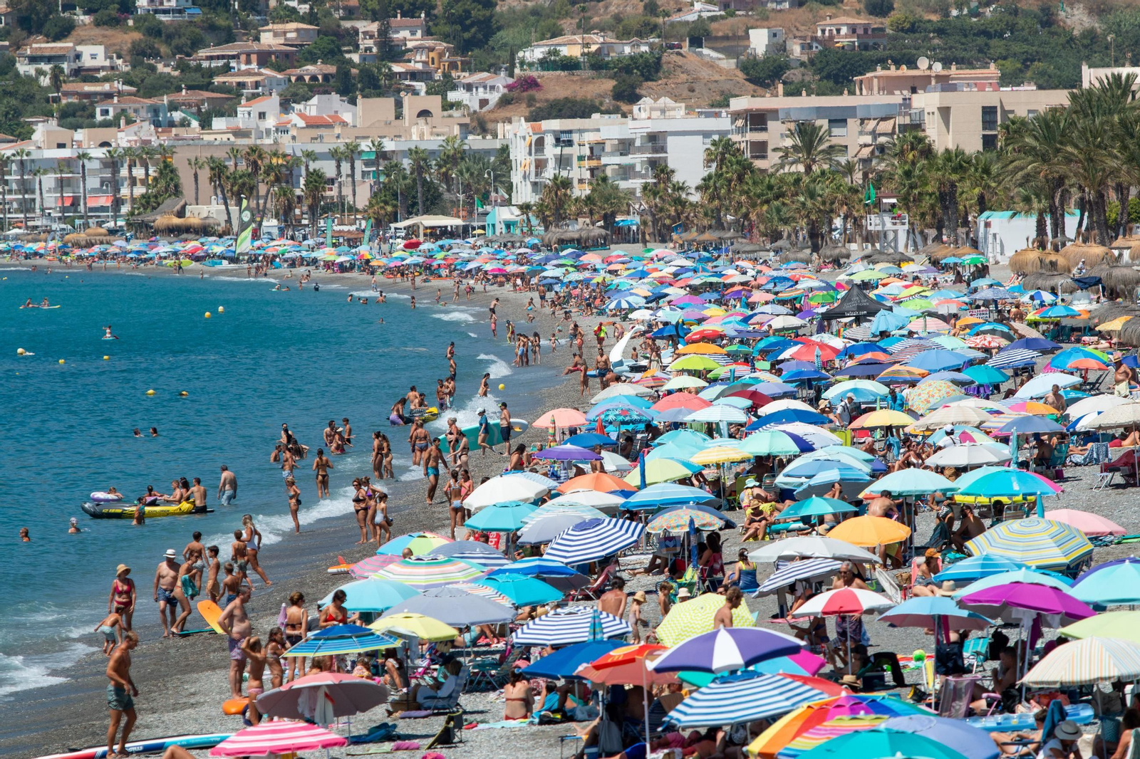 Gran ambiente en la playa de La Herradura en el último fin de semana de agosto