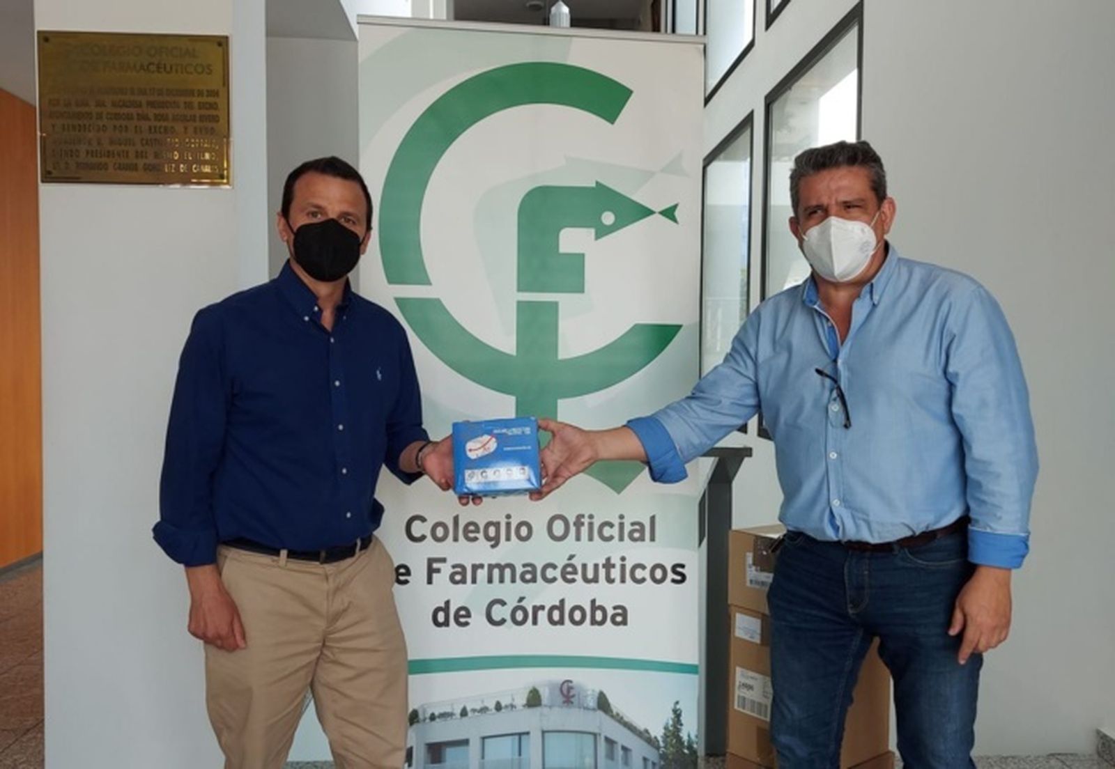 Foto oficial de la entrega del material.