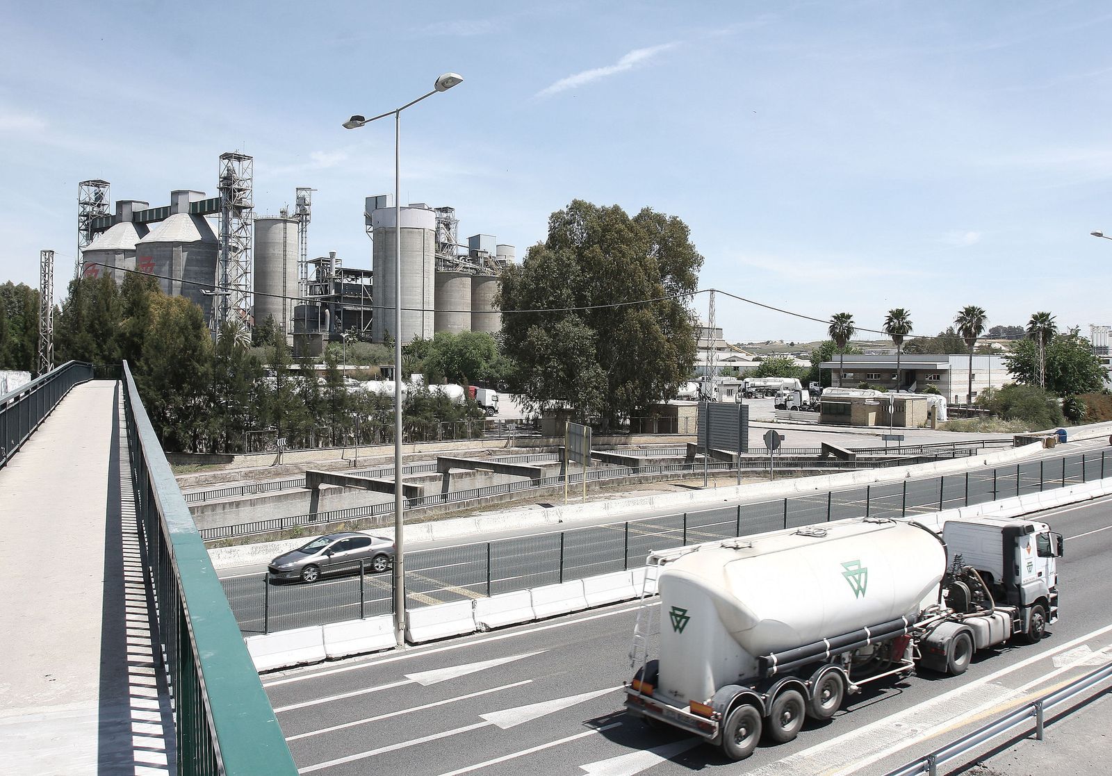 Una vista de la cementera Porland Valderribas de Alcalá de Guadaíra, junto a la A-92.