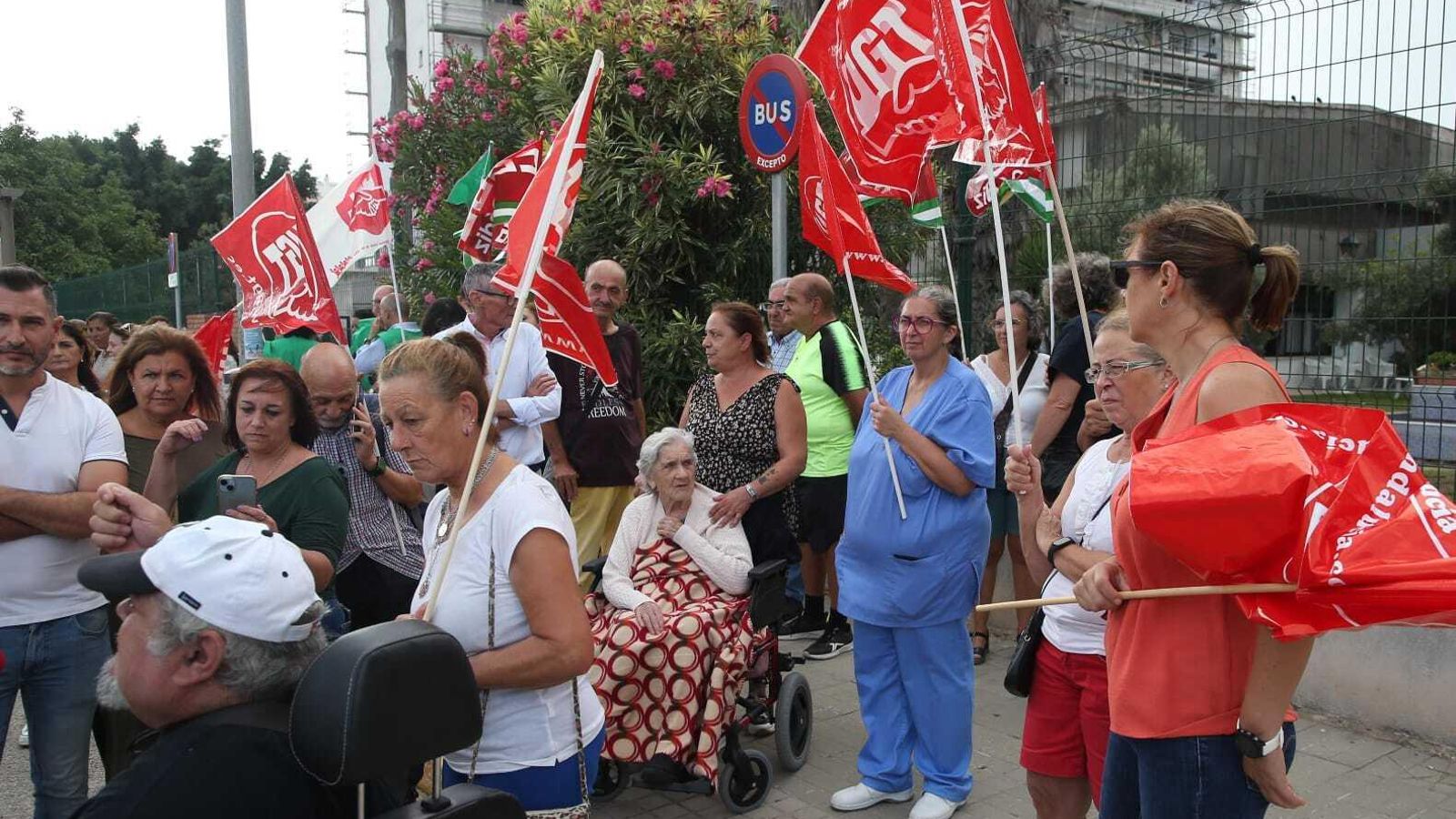 Protesta a las puertas del centro de mayores de San José Artesano, este jueves. Protesta a las puertas del centro de mayores de San José Artesano, este jueves.
