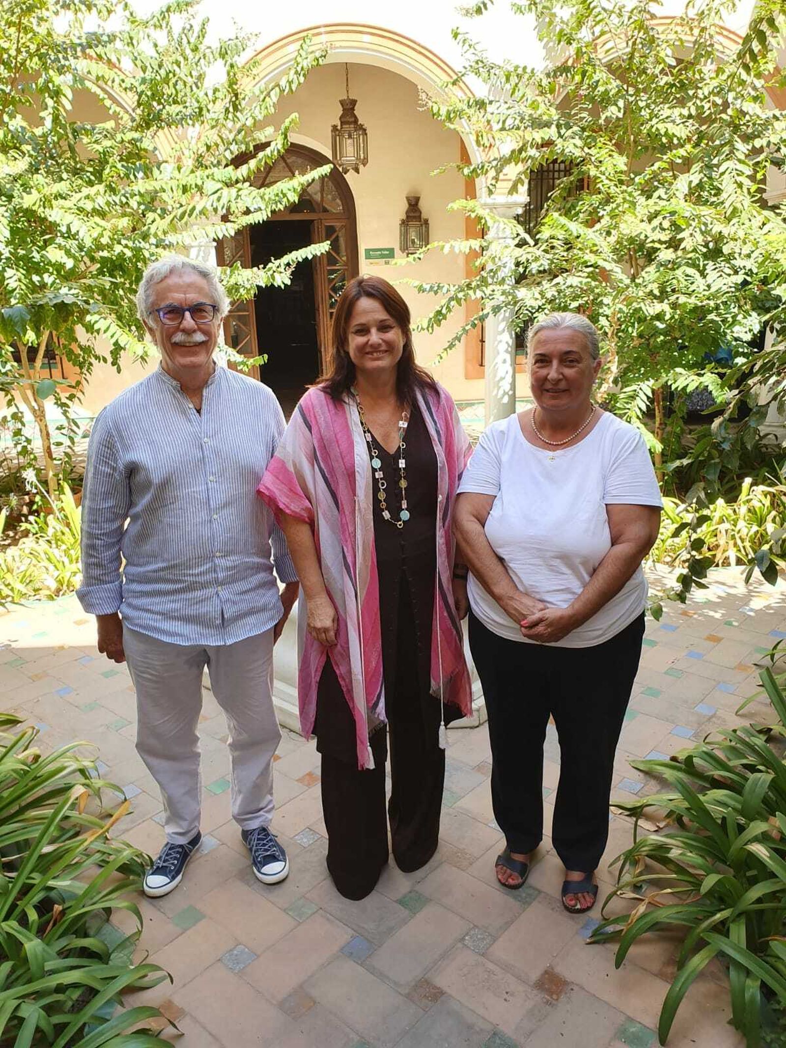 La alcaldesa, Cristina Los Arcos (PSOE), con el portavoz de Adelante, José María Calado, y la edil de VxE, María del Rosarío de Andrés.