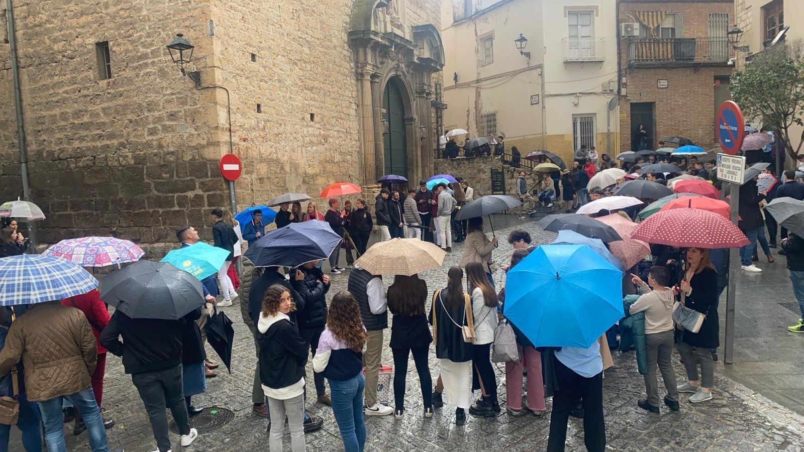 Multitud a las puertas de la parroquia de La Merced. Multitud a las puertas de la parroquia de La Merced.