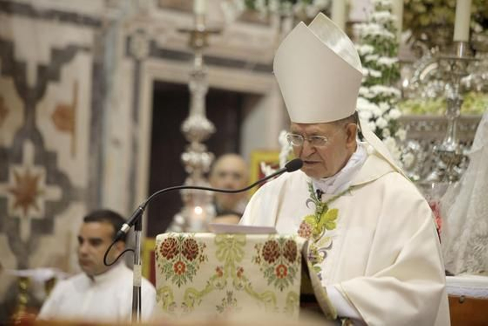 La iglesia de Santo Domingo acoge la tradicional ofrenda floral a la Virgen del Rosario con motivo del Día de la Patrona de Cádiz. 

Foto: Jesus Marin