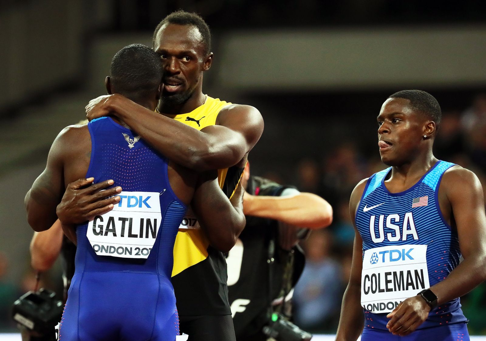 Bolt se abraza a Gatlin al final de la carrera.