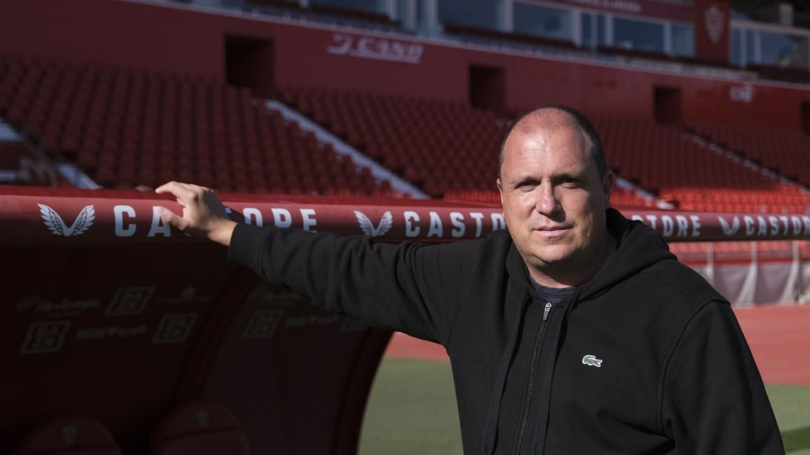 Alberto Lasarte, en el banquillo del Estadio de los Juegos Mediterráneos.