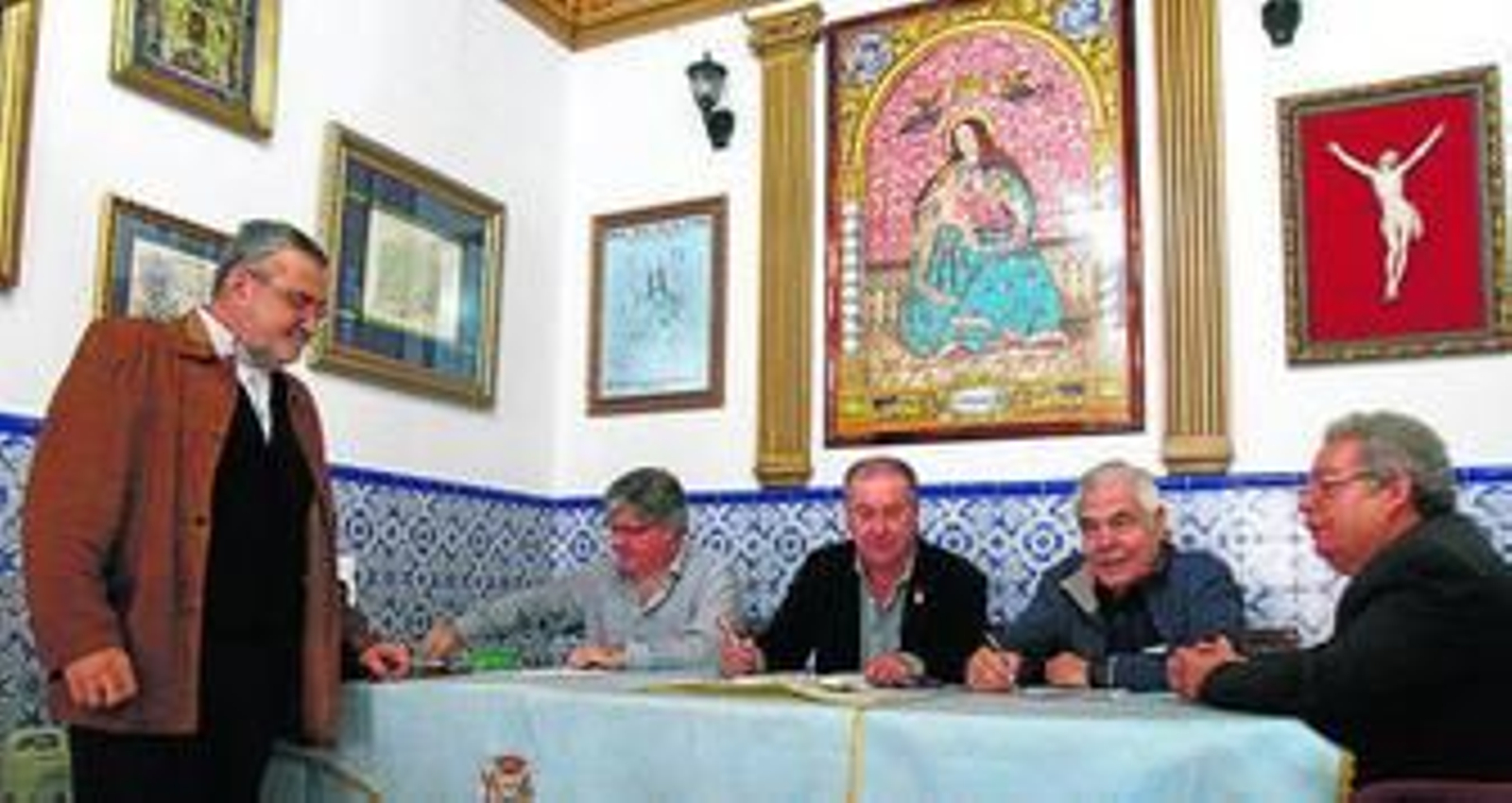 La junta del Consejo, que preside Antonio González, atendió esta semana a los abonados de Méndez Núñez.