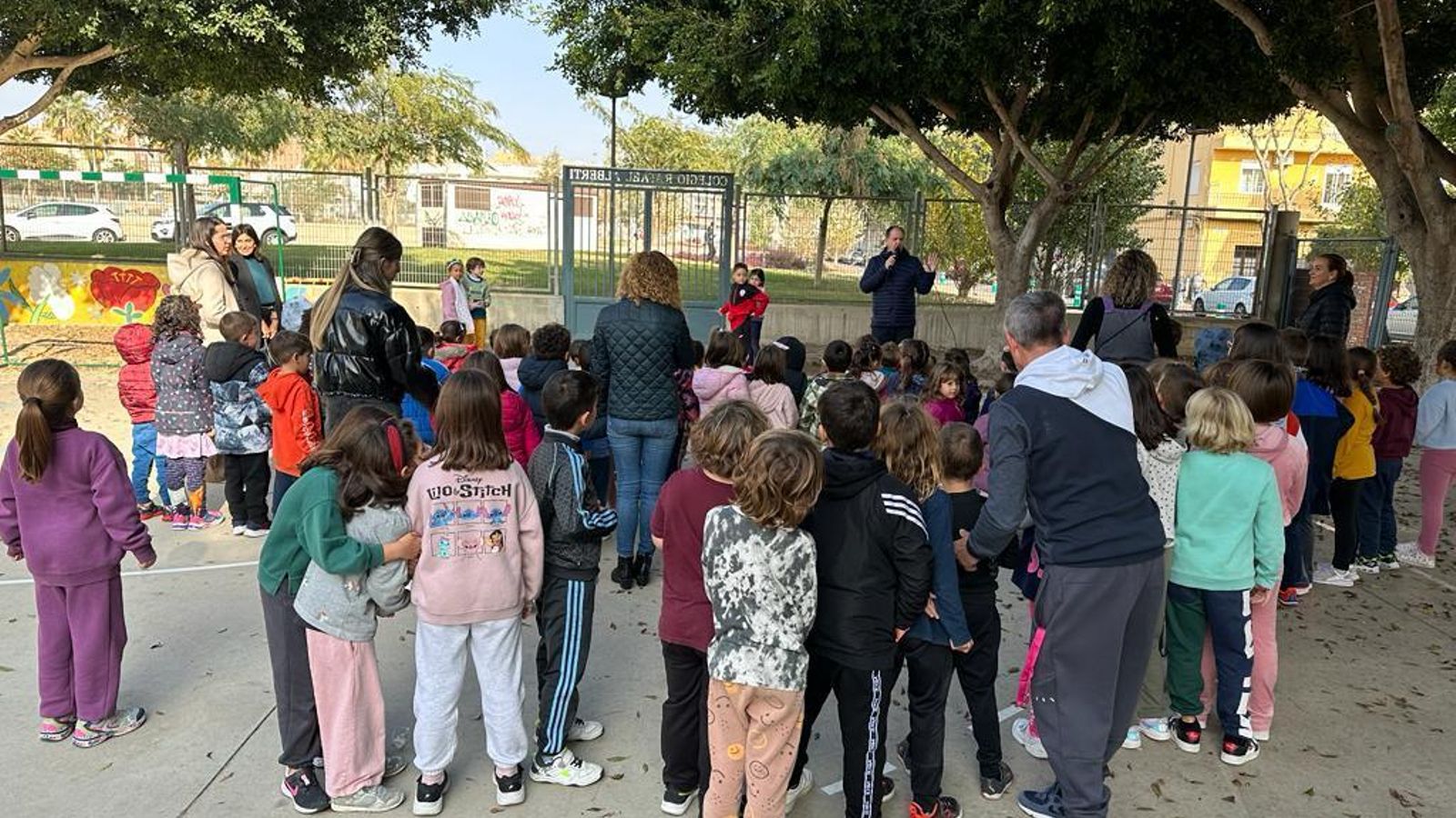 Una representación de alumnos y alumnas del colegio fue testigo del acto de inauguración.