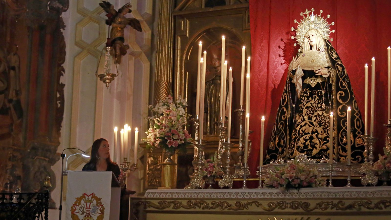 La oradora, mirando a Nuestra Señora de los Remedios, en Santa Rita.