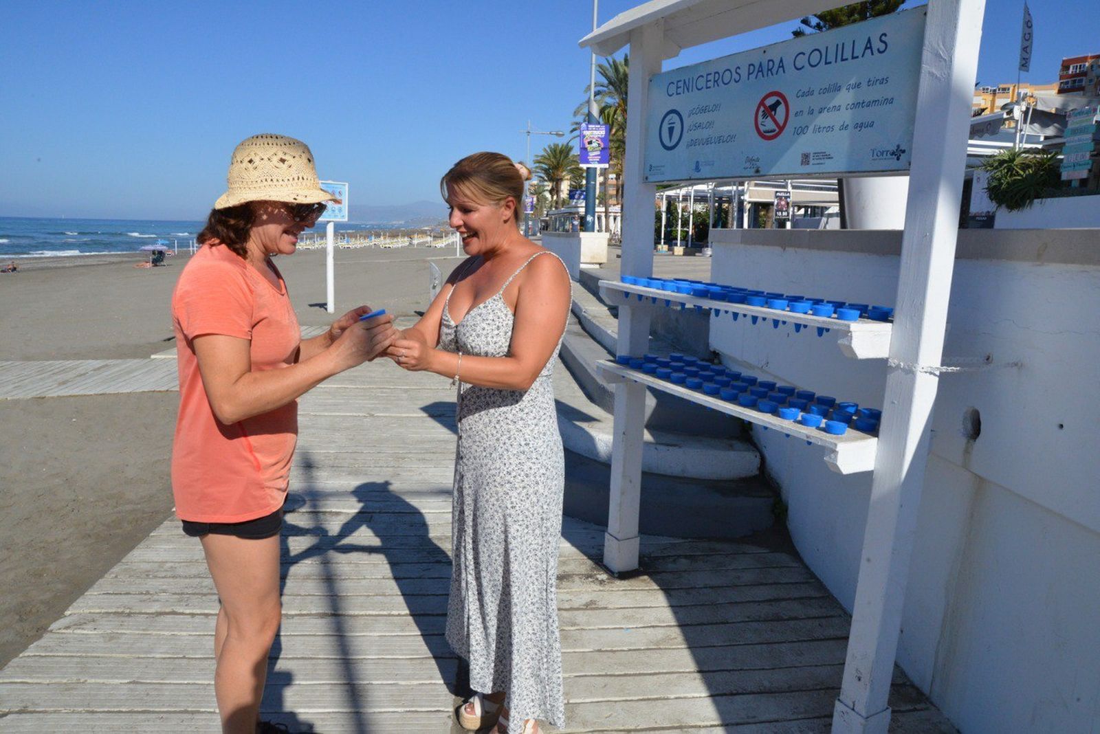 Ceniceros gratuitos para las colillas repartidos en diferentes playas de Torrox