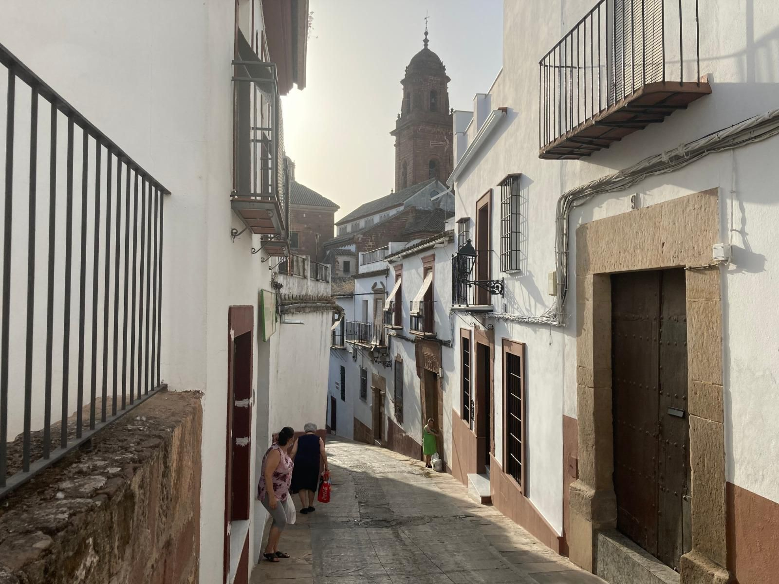 Vecinas en una calle de Montoro.