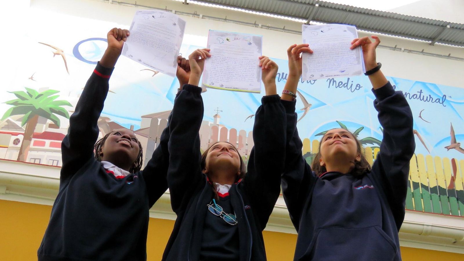 Alumnas del centro con poesías sobre los vencejos.