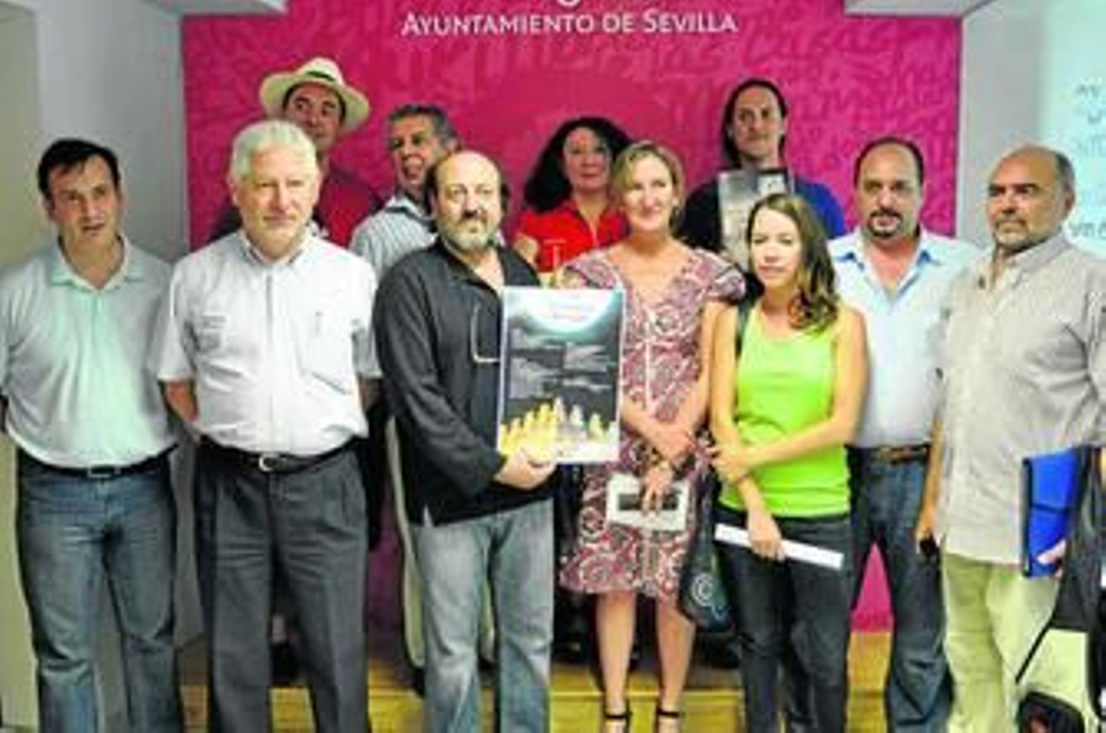 Sánchez Estrella, en el centro, con miembros de algunas de las compañías participantes en el ciclo.