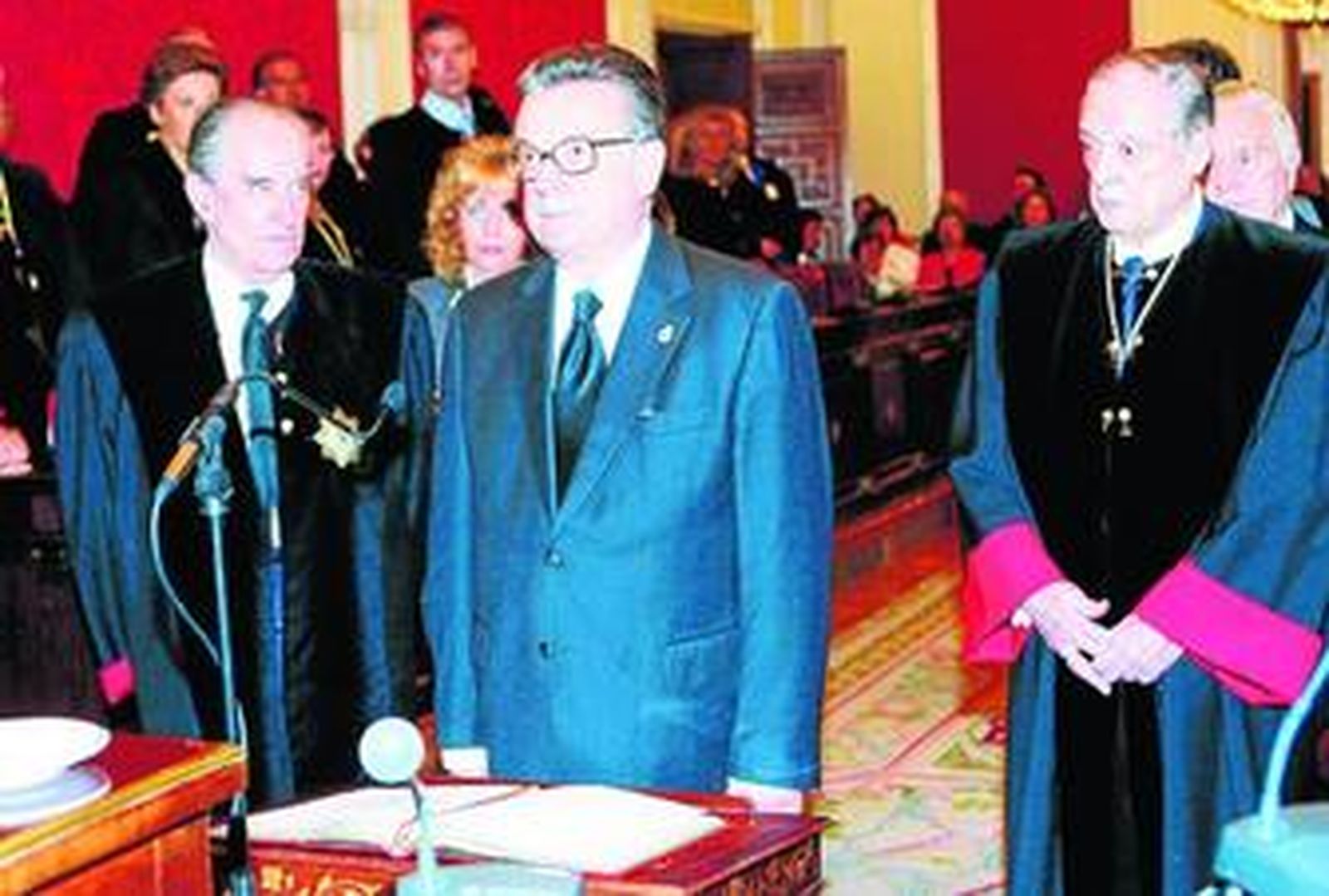 Durante la jura de Herrero de Miñón al engrosar el Consejo de Estado.