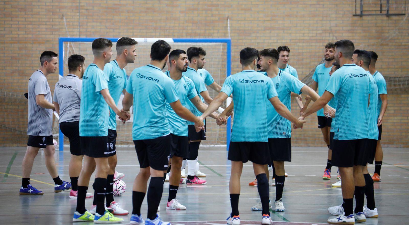 La plantilla del Córdoba Futsal, en la primera sesión de entrenamiento de la temporada.
