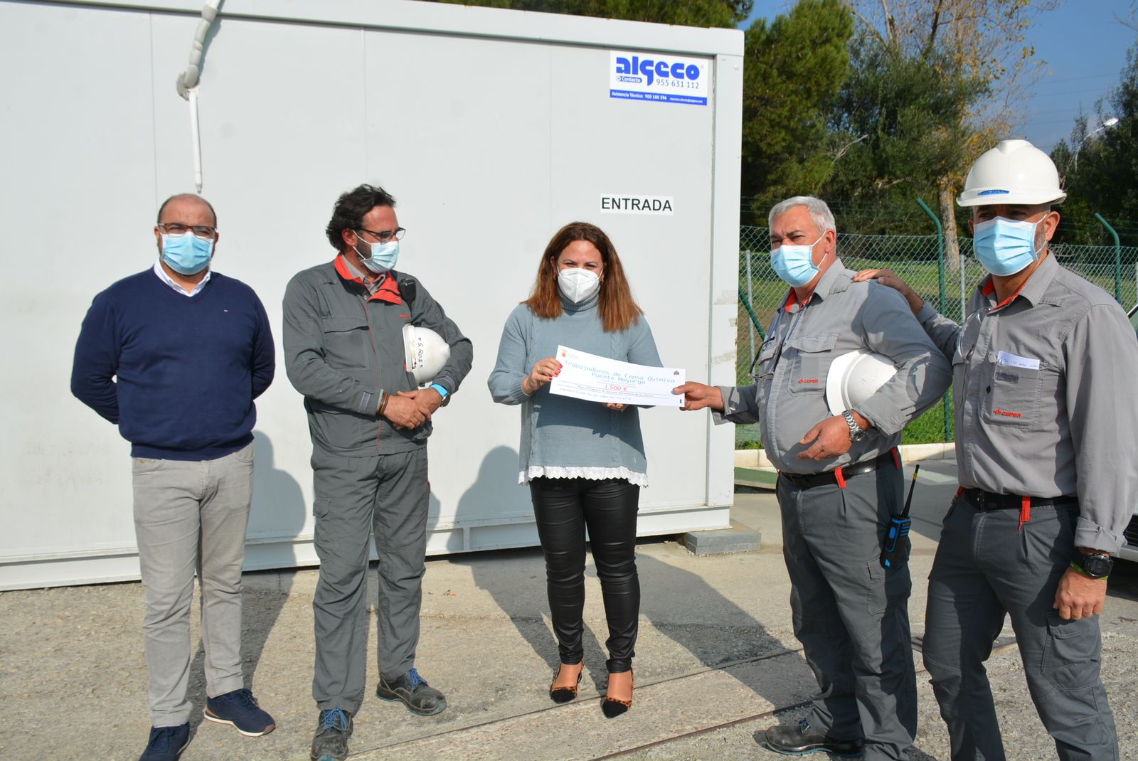 Entrega del cheque con el donativo de la plantilla de Cepsa Química.