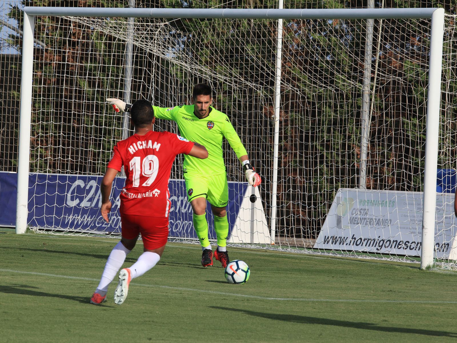 Hicham, ante Oier durante el encuentro de ayer.