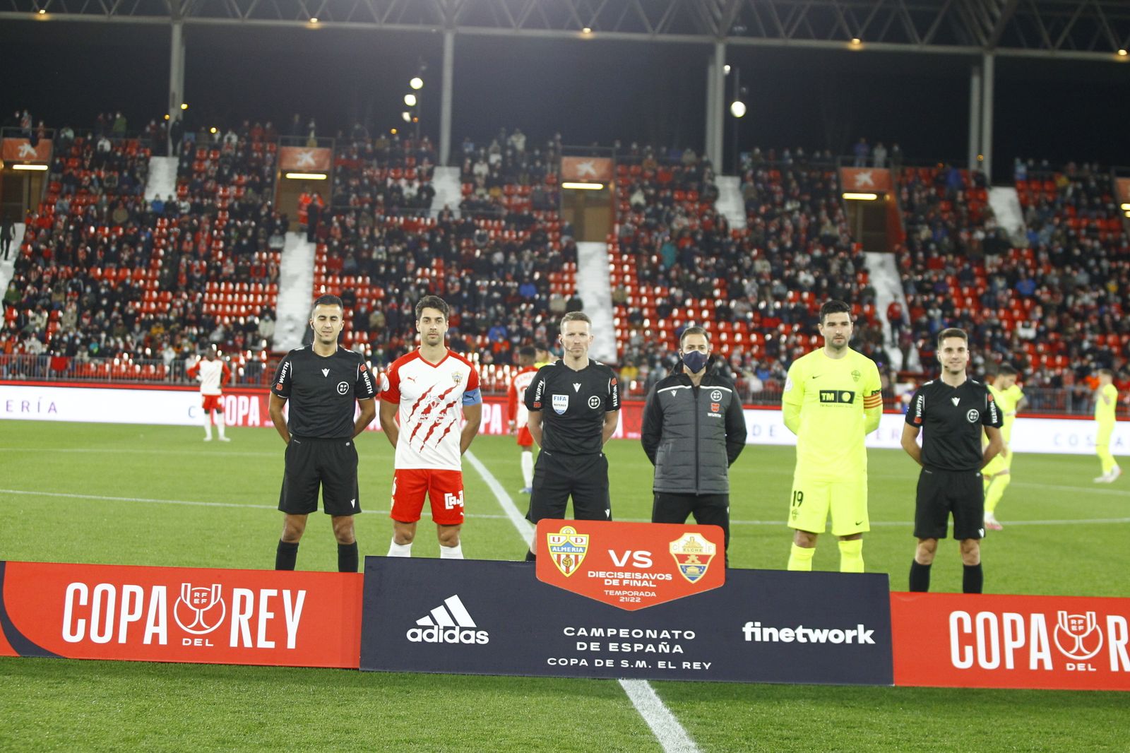 Foto de los capitanes y el trío arbitral.