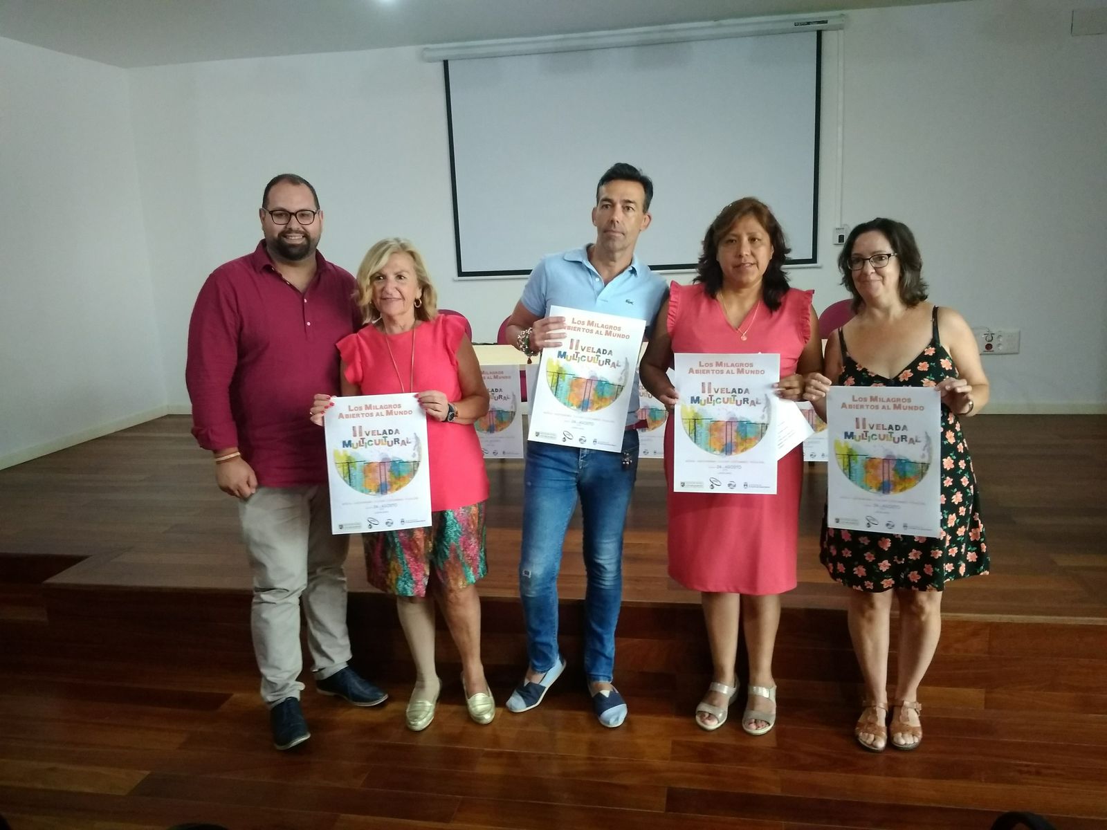 Javier Bello, Mari Carmen Lara, David Calleja, Rosana Cavero y Carmen, una vecina de Los Milagros, durante la presentación del evento.