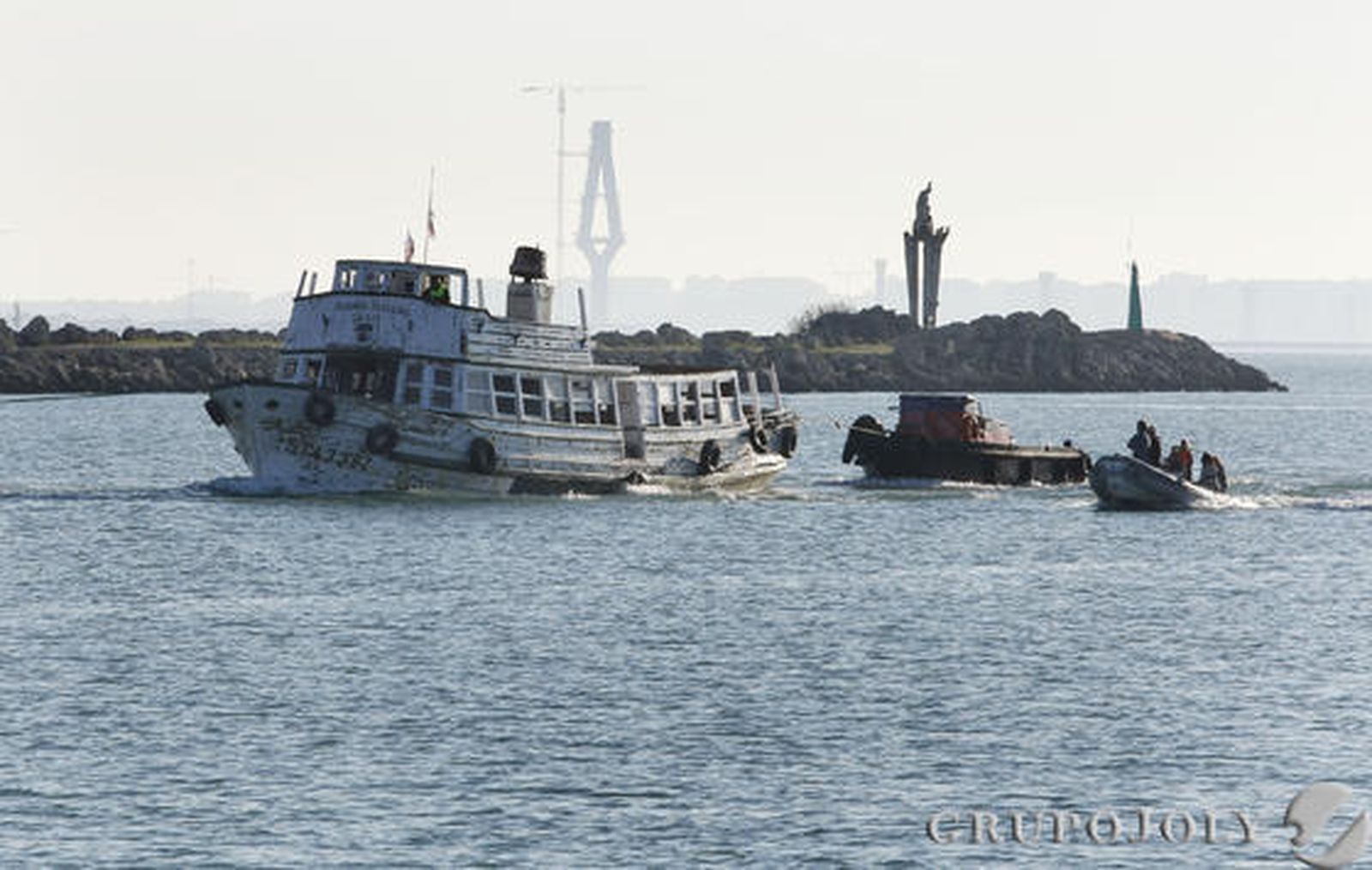 El Adriano III regresa al varadero de El Puerto, donde será reparado para su puesta en funcionamiento en marzo de 2012.

Foto: Fito Carreto
