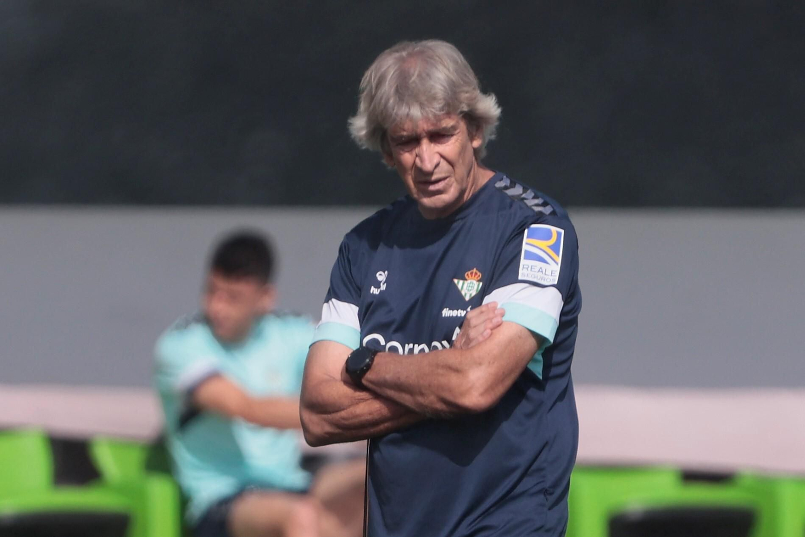 Manuel Pellegrina observa el entrenamiento de sus jugadores.