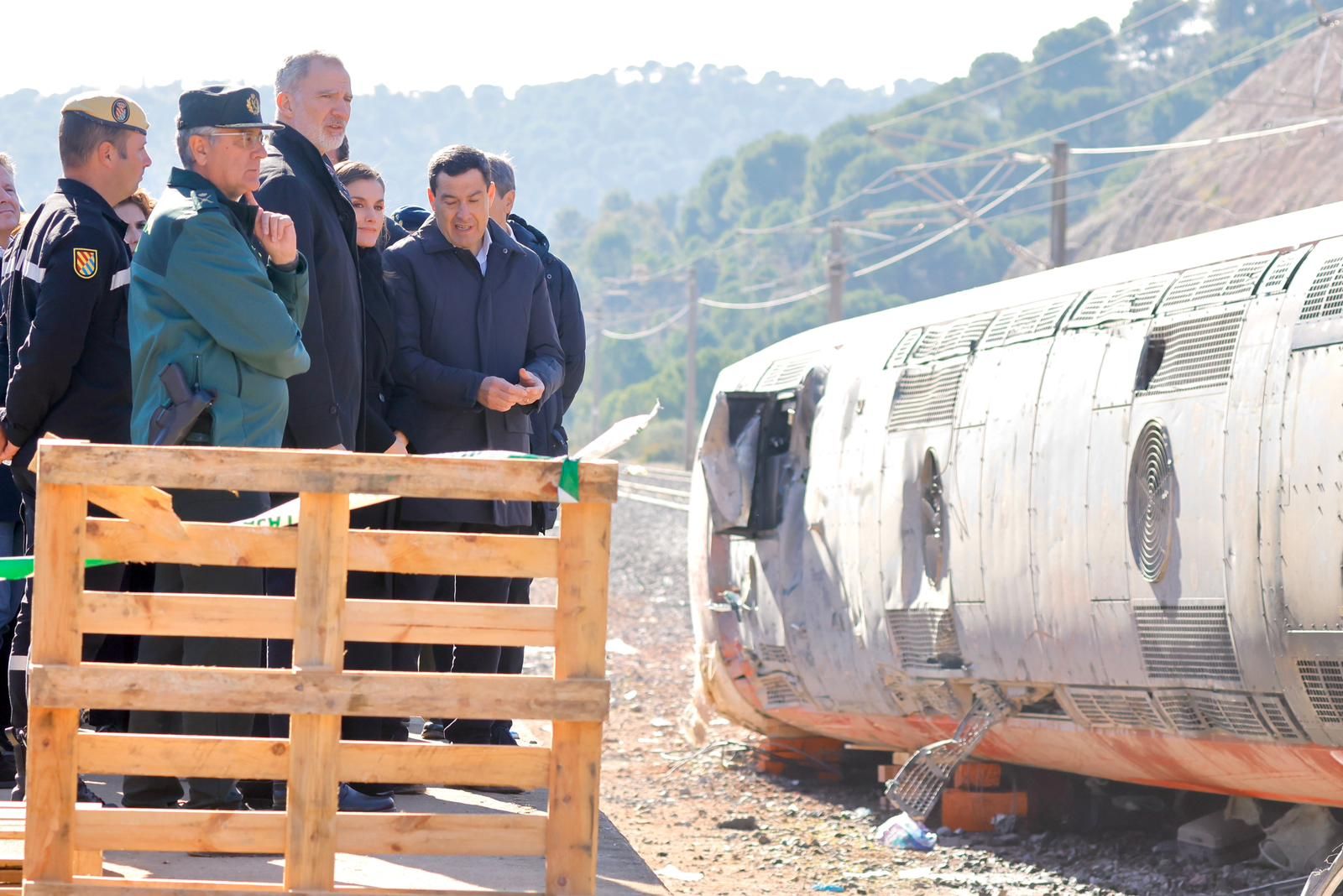 Los reyes en la zona cero de Adamuz, durante su visita a las vías donde sucedió el siniestro