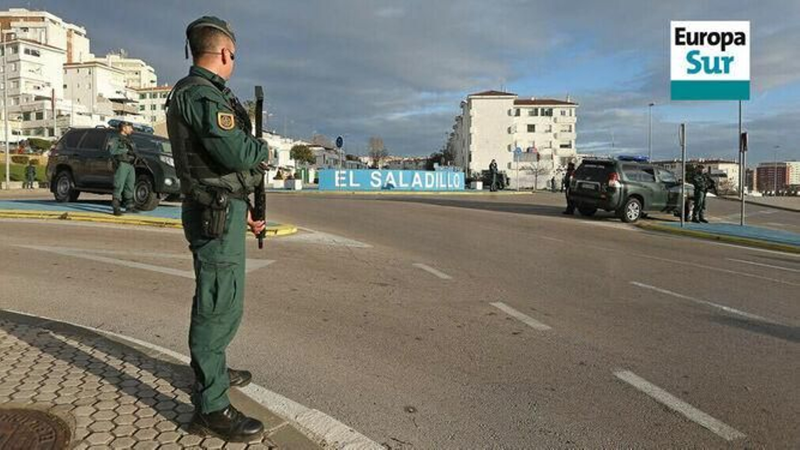 Un agente en la rotonda de la barriada de El Saladillo