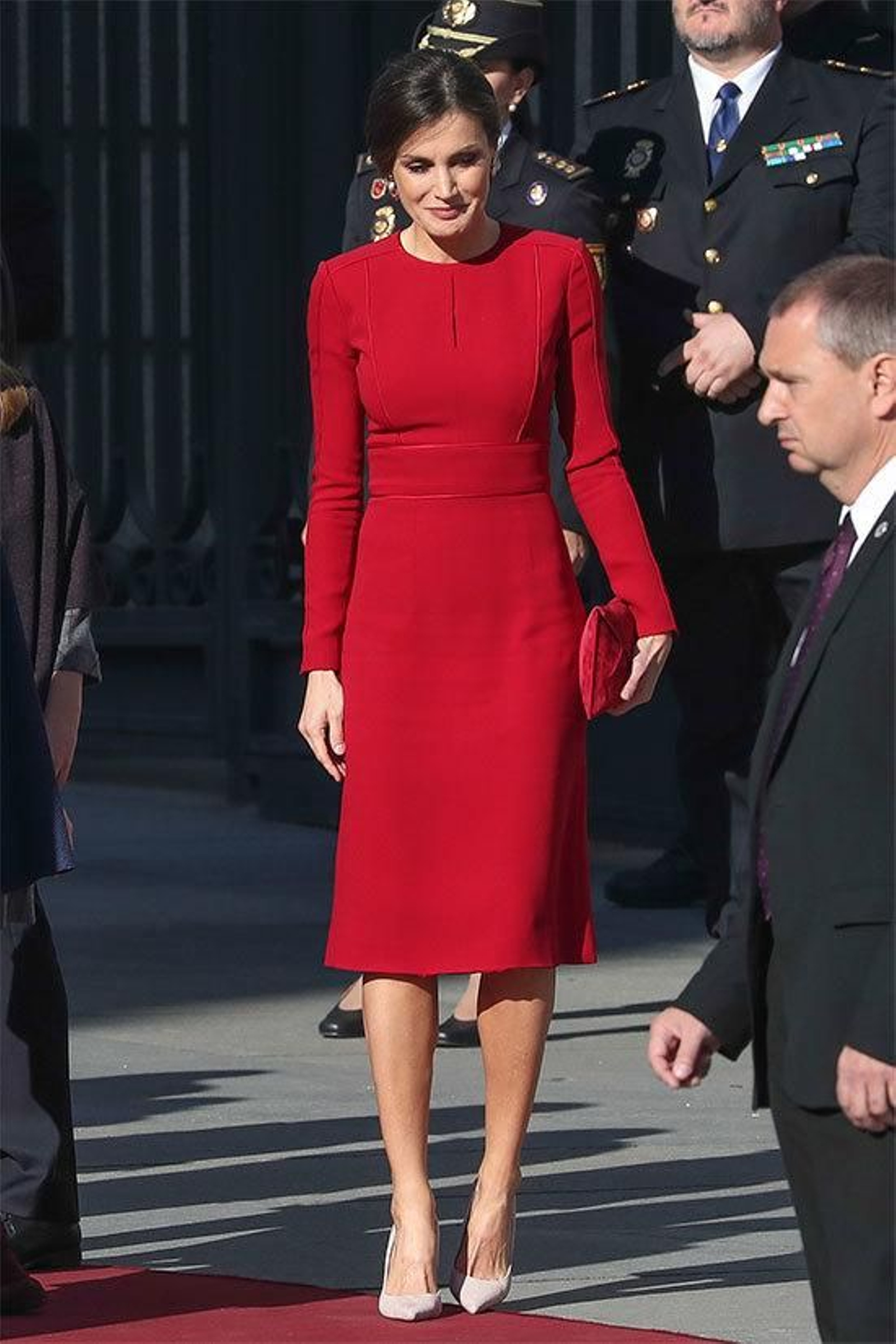 Doña Letizia, con vestido midi rojo, en el acto en el Congreso.