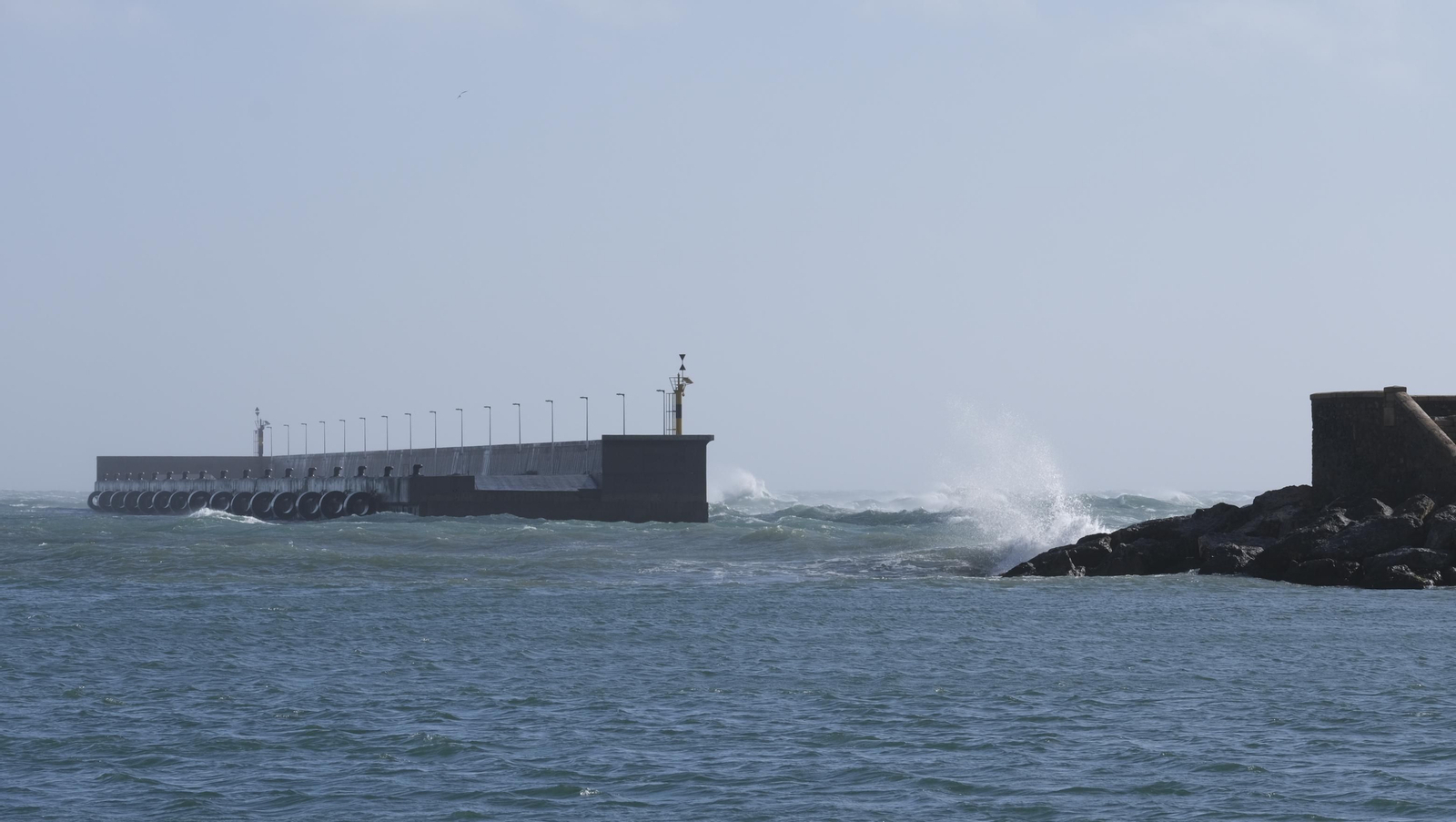 Temporal de viento y flota pesquera amarrada, en Almería