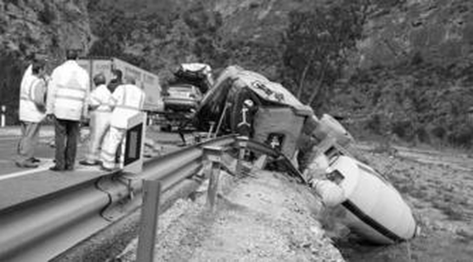Los bomberos de Motril mientras intentaban rescatar el cadáver en la tarde de ayer.