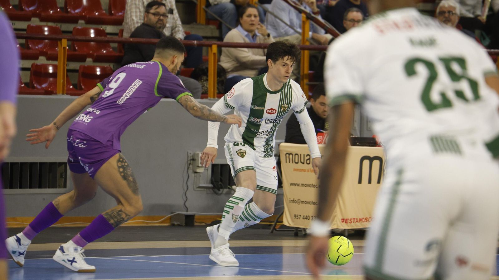Murilo Duarte intenta superar a Bruno Gomes en el Córdoba Futsal - Palma.