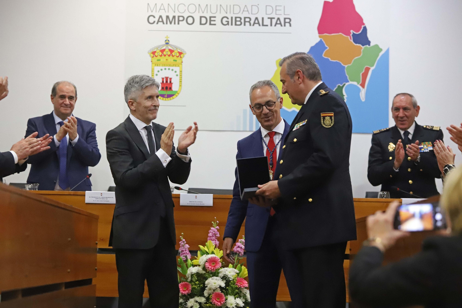 López Matesanz recibe la Medalla de la Mancomunidad en nombre de la Comisaría de La Línea de manos del ministro Grande-Marlaska y del presidente de la institución comarcal, Juan Lozano, el 21 de febrero de 2020.