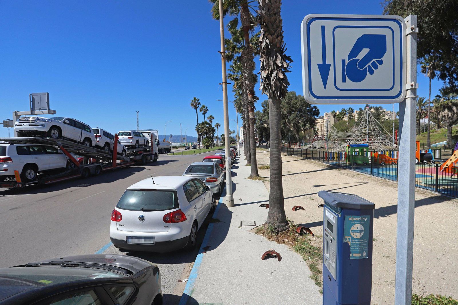 Vehículos estacionados en la zona azul junto al parque Princesa Sofía