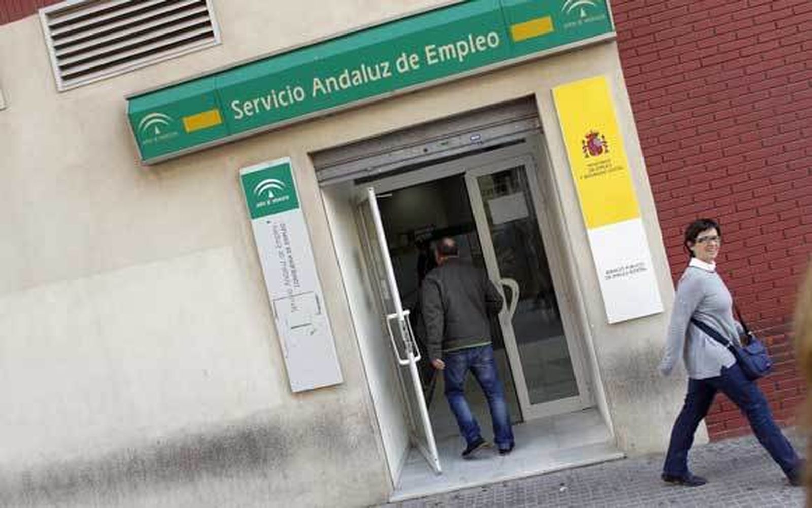 Un hombre entra en la oficina del SAE de Algeciras, en imagen de archivo. /Andrés Carrasco